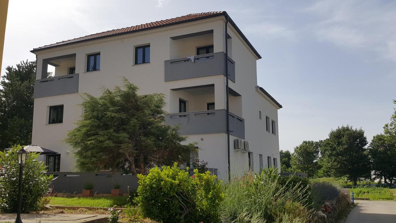 Studios Artemis Baska  Luaran gambar